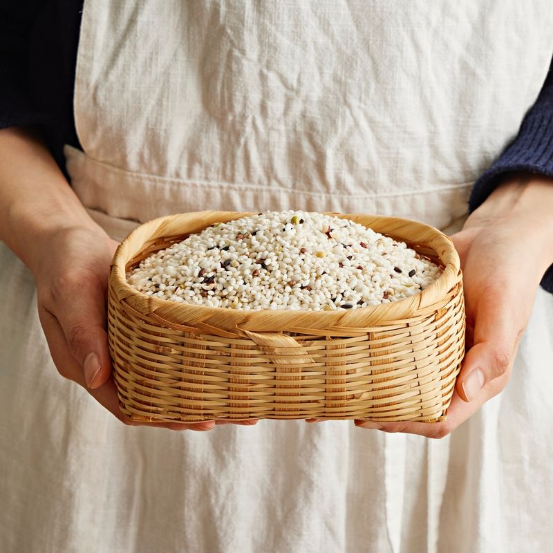 육곡밥 을 위한 재료 이미지로 육곡쌀,물 등으로 구성 되어있습니다.