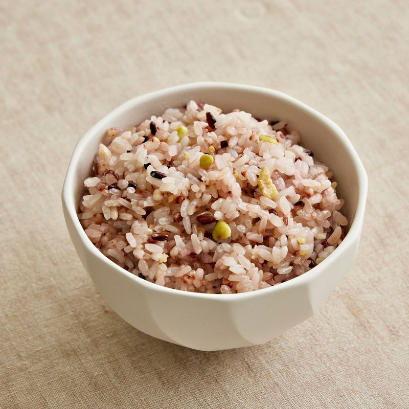 그릇에 담은 후 맛있게 즐겨주세요.
(여러가지 나물과 함께 비빔밥으로 즐기면 더욱 맛있게 드실 수 있답니다)