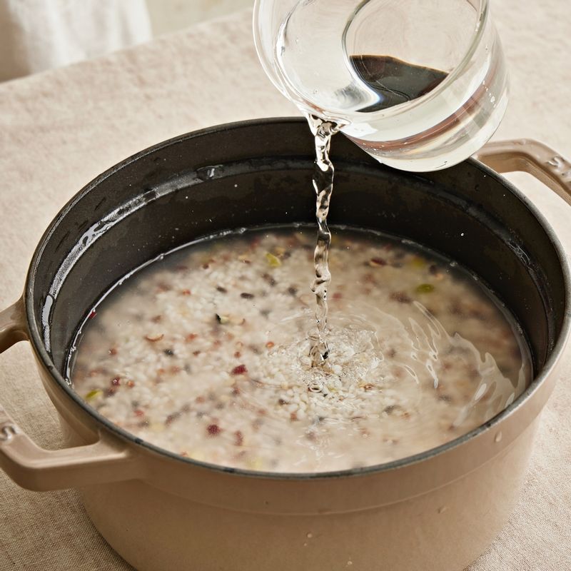 냄비나 전기밥솥에 물과 함께 넣은 후 취사를 해주세요.
(센불에서 끓으면 약한불로 줄여 15분, 불을 끄고 5분 뜸들이기)