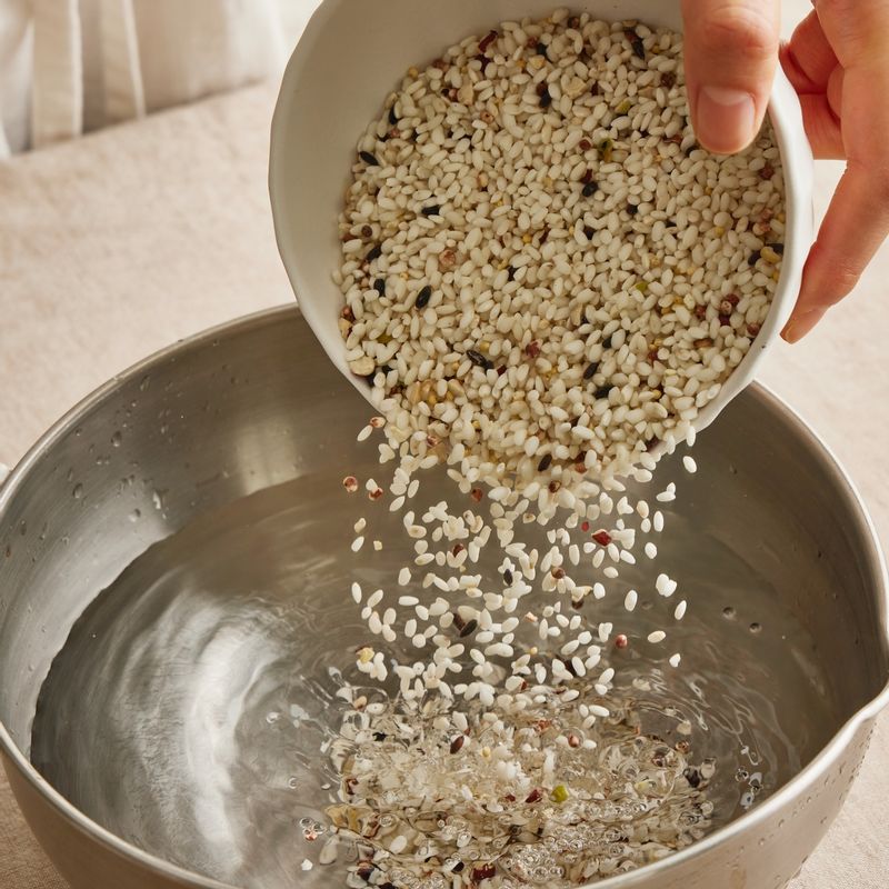 육곡쌀을 깨끗한 물에 씻어주세요.