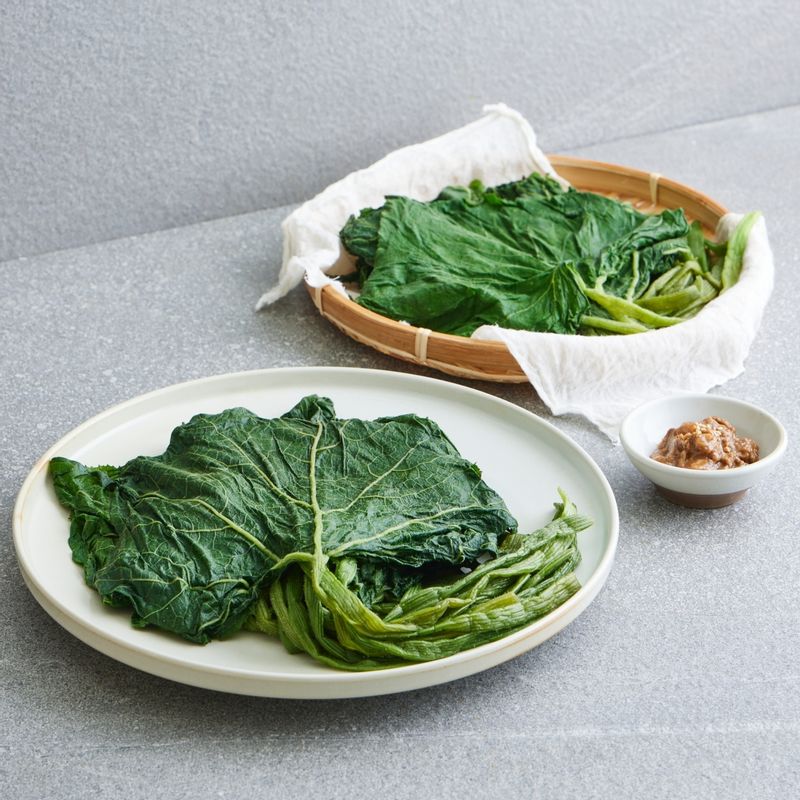 호박잎 나물을 위한 재료 이미지로 데친 호박잎 등으로 구성 되어있습니다.