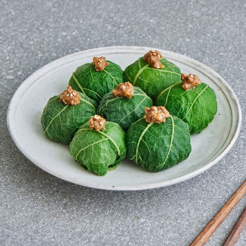 기호에 따라 쌈장을 쌈밥 위에 적당량 추가로 올린 후 맛있게 즐겨주세요.