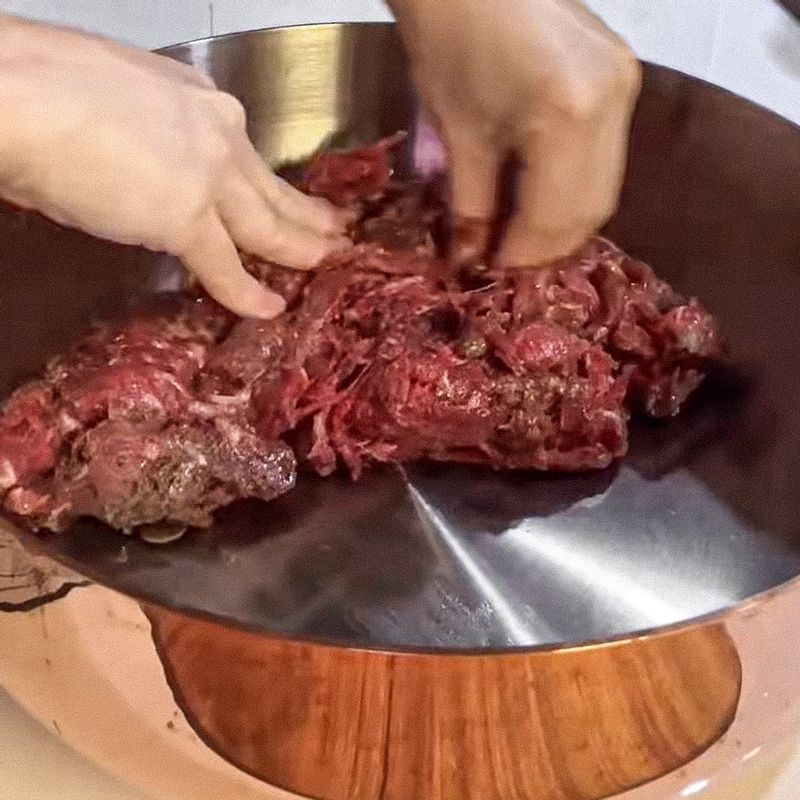 냄비에 밑간한 쇠고기, 알배추, 애호박을 넣어주세요. 물을 넣고 센불로 팔팔 끓여주세요.