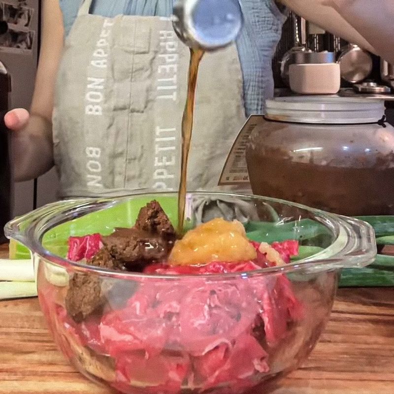 쇠고기는 키친타올로 핏물을 제거한 후, 양념 재료를 넣어 밑간을해주세요.