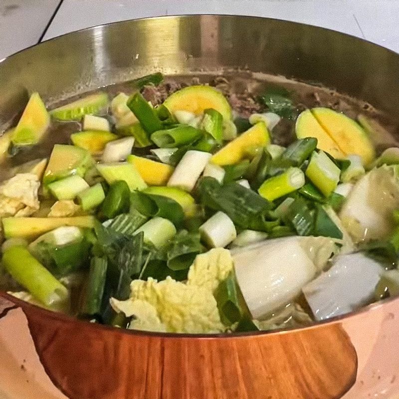 팔팔 끓으면 대파를 넣고 중불로 12분 정도 끓여 마무리해 주세요.
(tip. 부족한 간은 소금으로 간 해주세요)
(tip. 추가로 양파나 청양고추를 넣으셔도 좋아요)