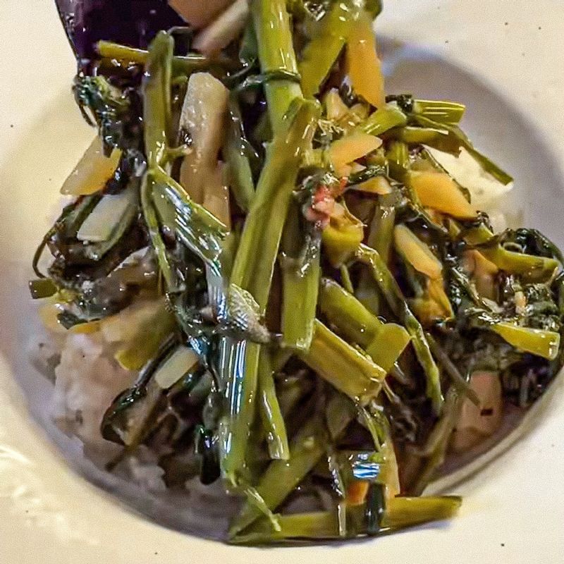 접시에 밥과 감자글로리를 담고, 아몬드를 뿌려 마무리 해주세요.