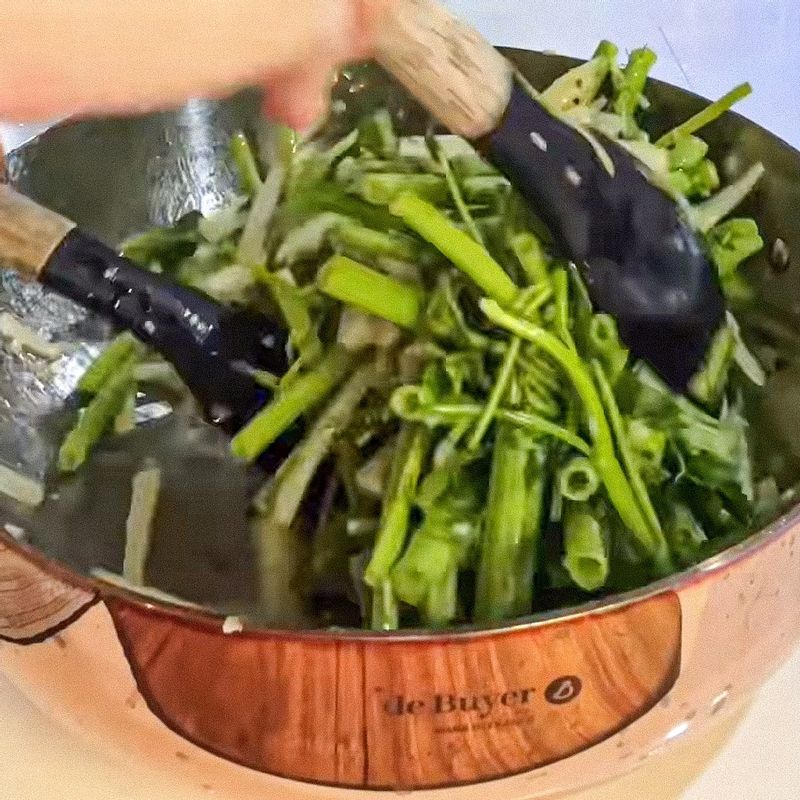 감자가 중간 정도 익으면 공심채 줄기 부분을 먼저 넣고 중불에서 3분 정도 볶아주세요.