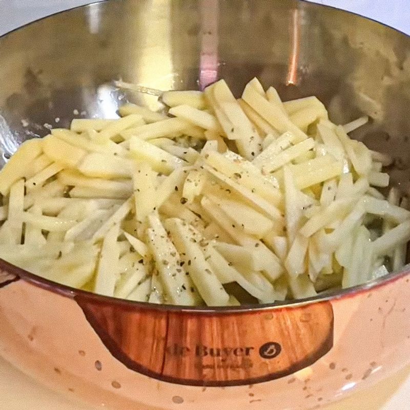 팬에 올리브 오일을 4큰술 정도를 두른 후, 다진 마늘을 넣어 중불로 30초 정도 볶아주세요. 감자를 넣고 소금, 후춧가루를 넣어 중불로 5분 정도 볶아주세요.