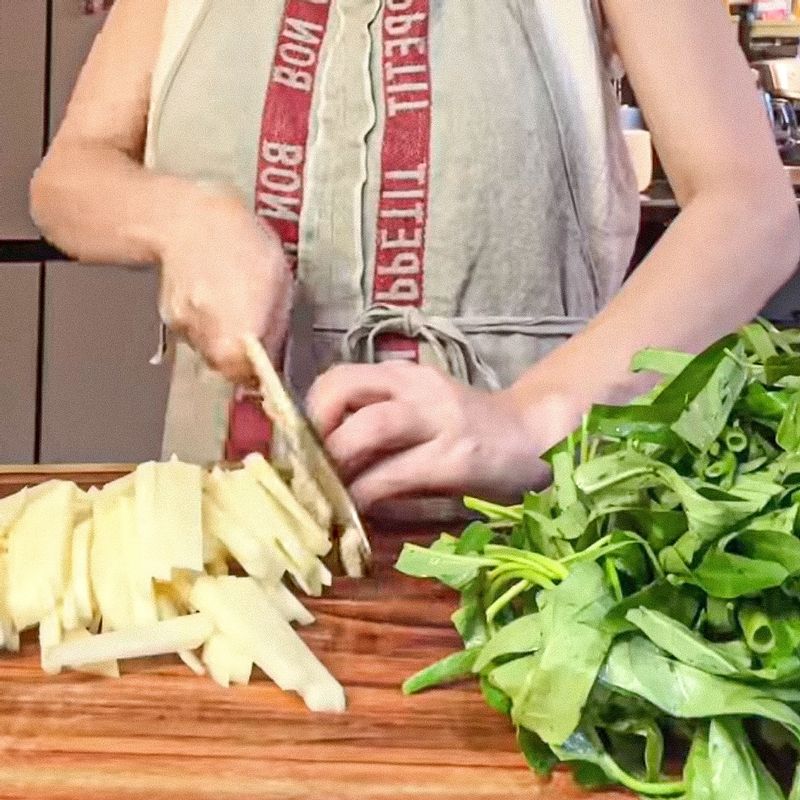 공심채는 깨끗이 씻어 잎, 줄기를 나눠 먹기 좋은 크기로 썰어주세요. 감자는 껍질을 벗긴 후 채를 썰고,아몬드는 잘게 다져주세요. 양념 재료는 모두 섞어주세요.