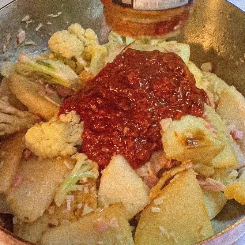 토마토 소스와 생크림을 넣어 잘 버무려준 뒤 뚜껑 닫고 중불로 15분 익혀주세요.