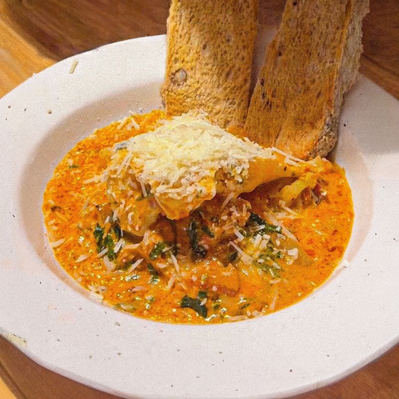 파마산 치즈가루를 뿌려 완성해주세요. 빵과 곁들여 맛있게 즐겨주세요.