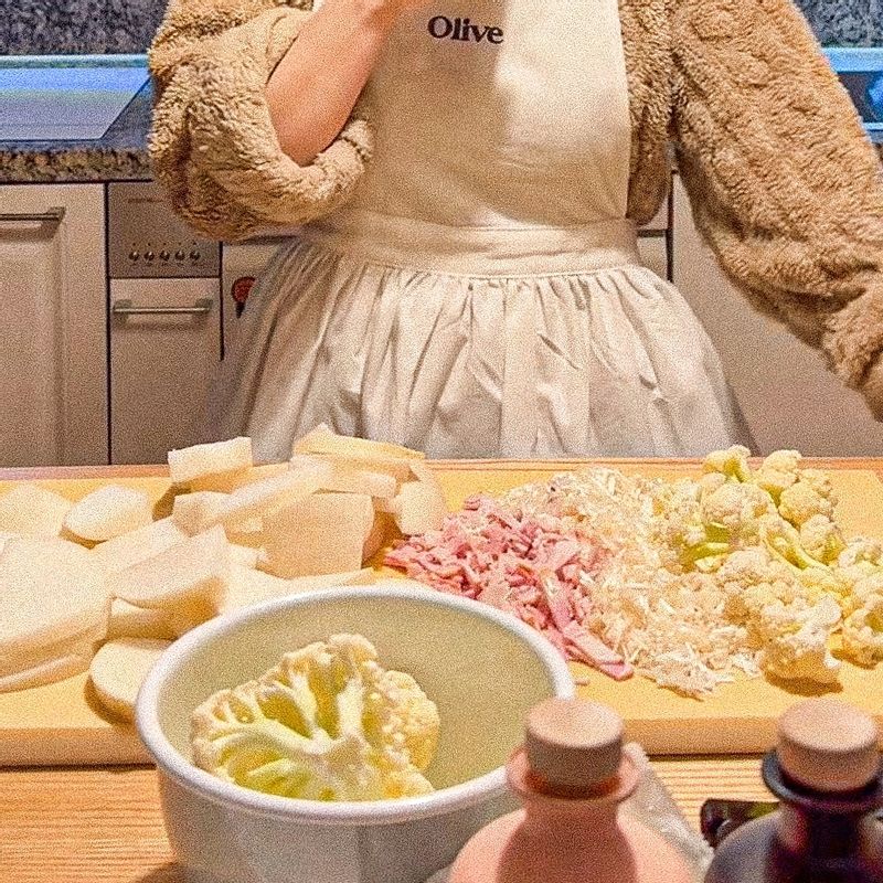 무 샥슈카 을 위한 재료 이미지로 무,토마토 소스,베이컨,팽이버섯,생크림 등으로 구성 되어있습니다.