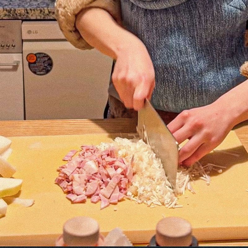 베이컨, 팽이버섯, 루꼴라는 잘게 썰어주세요. 컬리플라워는 한 입 크기로 썰어주세요.