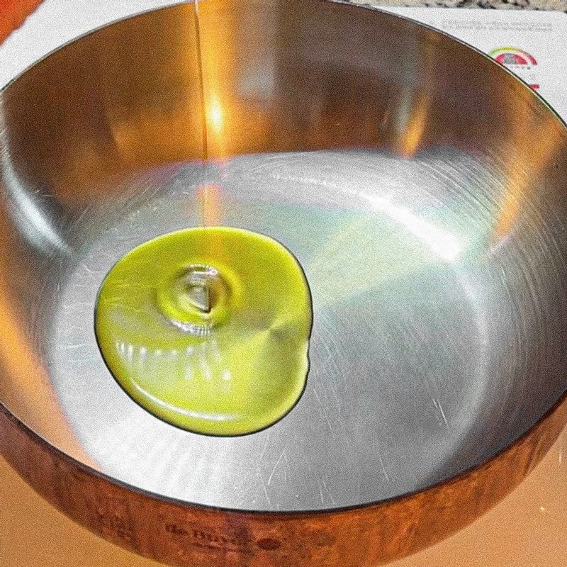 냄비에 올리브유를 두르고 무를 넣어 중불에서 6분 정도 볶아주며 익혀주세요.