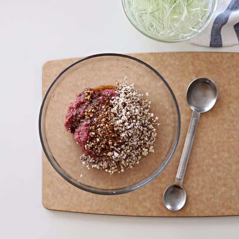 표고버섯은 기둥을 떼고 잘게 다진 후 다진 쇠고기와 섞어 속재료 양념을 넣어 잘 섞어주세요.