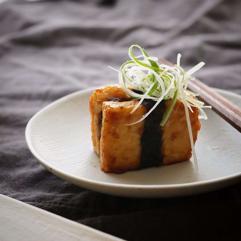 접시에 두부샌드조림을 담고 파채를 곁들여주세요.