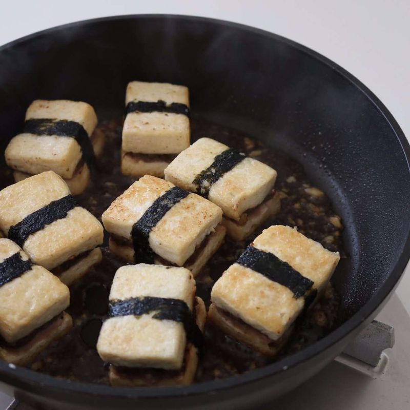 팬에 약간의 식용유를 두르고 두부를 노릇하게 익힌 후 조림소스를 넣고 2분 정도 졸여주세요.