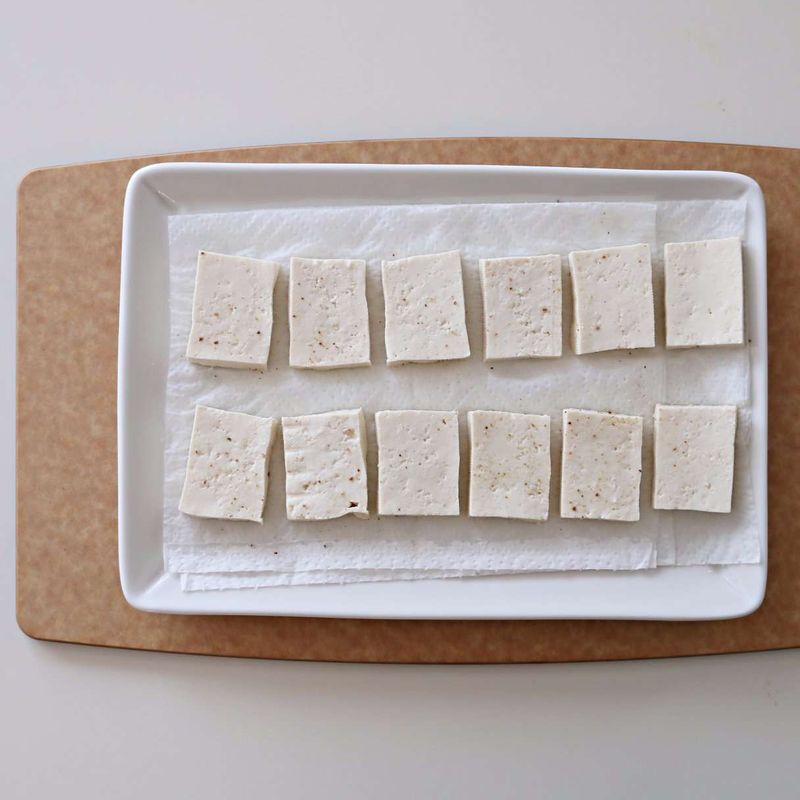 두부는 사방 5센치 정도 크기로 자르고, 약간의 소금, 후추로 밑간을 해주세요.