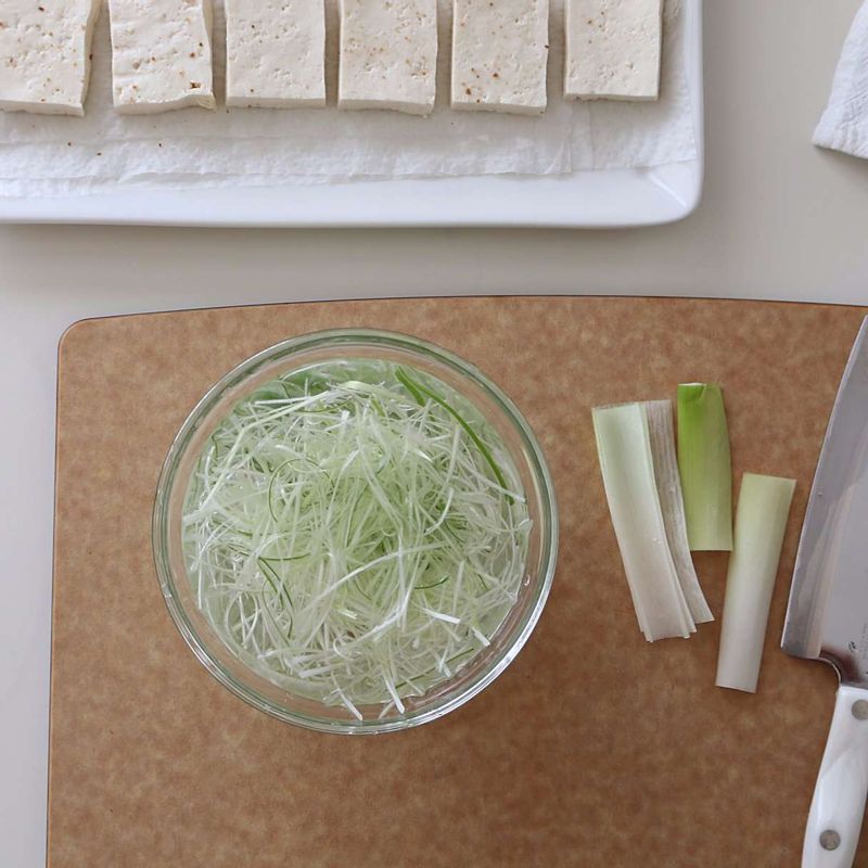 파는 6센치 길이로 가늘게 채를 썰고, 찬물에 담갔다가 물기를 제거해주세요.