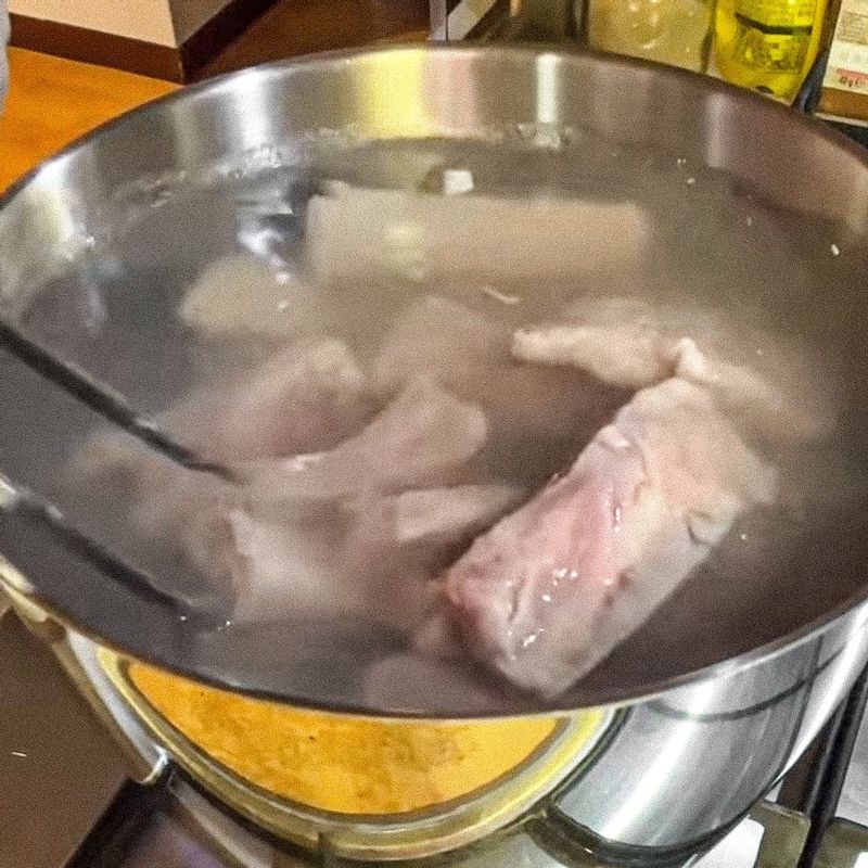 등갈비는 따로 핏물 제거 없이 끓는 물에 넣어 5분 익힌 후 흐르는 물에 깨끗하게 씻어 물기를 탈탈 털어주세요.