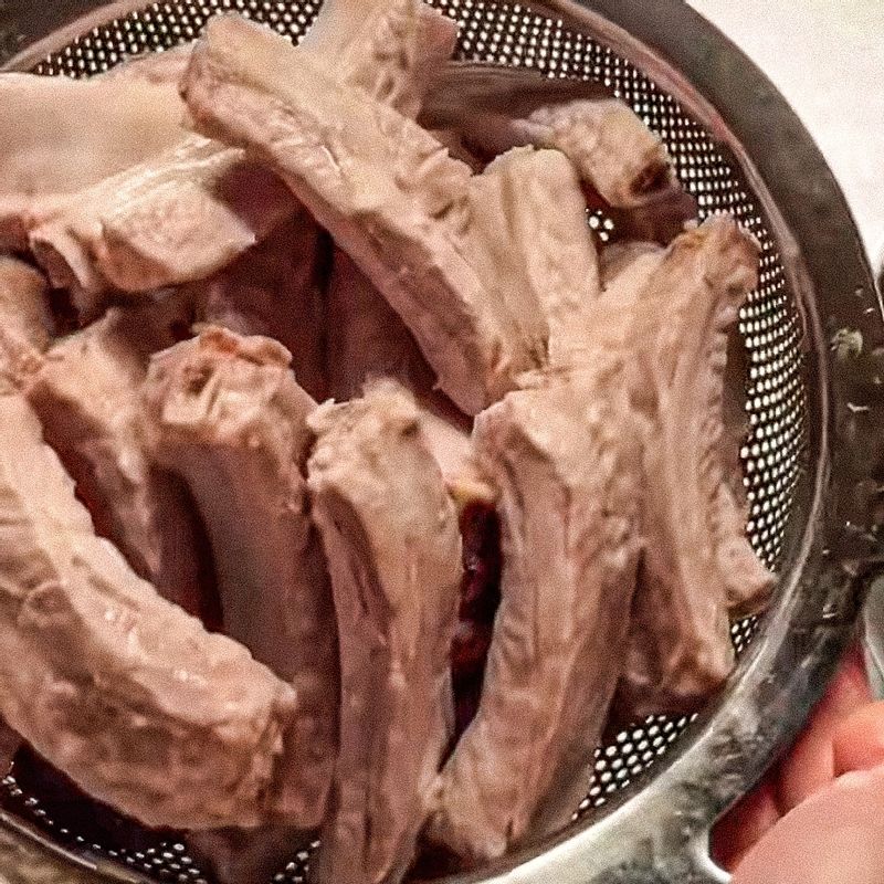 등갈비찜을 위한 재료 이미지로 등갈비,버섯,대파,콩나물 등으로 구성 되어있습니다.