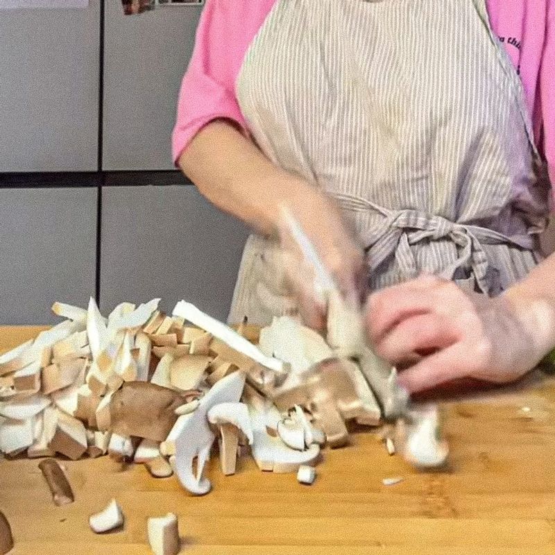 버섯은 길게 썰어주시거나 취항에 맞게 썰어주세요. 대파도 먹기 좋게 썰어주세요.