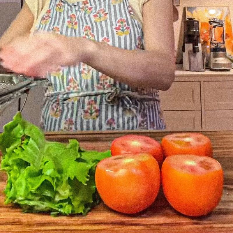 토마토김밥을 위한 재료 이미지로 김밥김,토마토,오이,상추,밥 등으로 구성 되어있습니다.