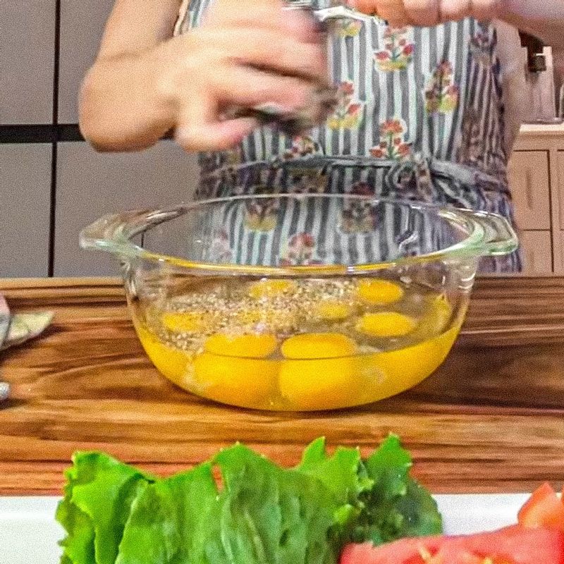 볼에 달걀을 풀고 소금, 후춧가루를 ½ 큰술씩 넣어 달걀물을 만들어 주세요.