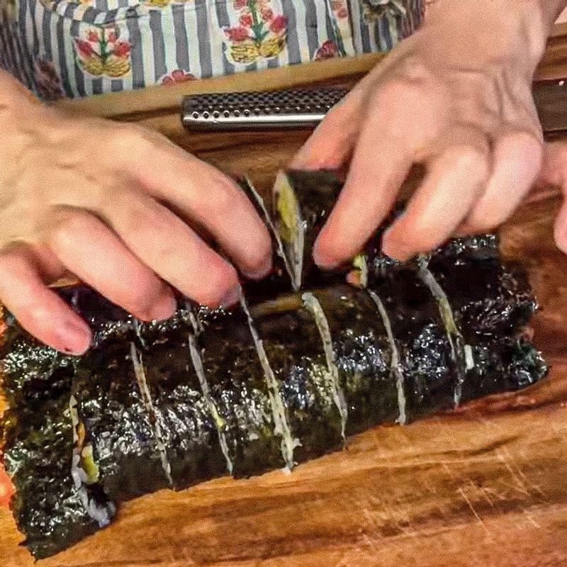 김밥에 참기름을 발라주고 한 입 크기로 썰어 완성해 주세요.
(tip. 좀 더 달달하게 드시고 싶으면 달걀물에 설탕을 두스푼 넣어주세요)