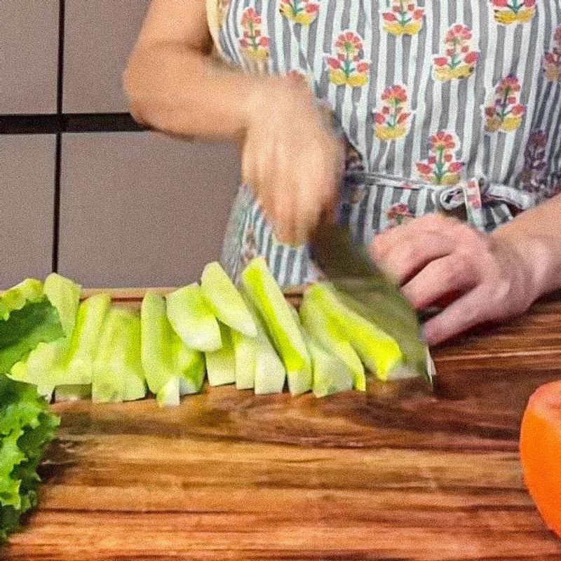 오이는 4등분하고 토마토는 1cm 두께로 썰어주세요. 상추는 깨끗하게 씻어 물기를 제거해 주세요.