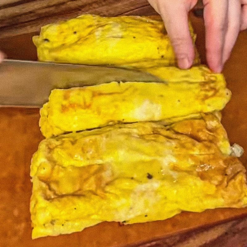 팬에 올리브 오일을 두르고 달걀물을 부어 계란말이 하듯이 말아 익혀준 후 반으로 잘라주세요.