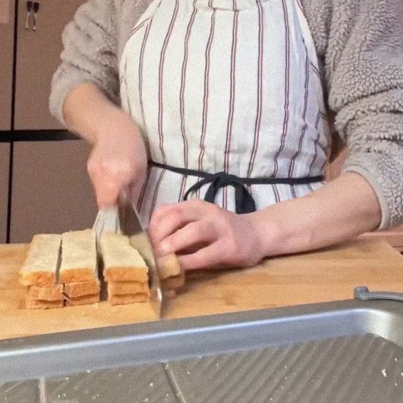 식빵은 잡고 먹을 수 있게 미리 잘라 앞, 뒤로 구워준 후 샥슈카와 함께 곁들여주세요.