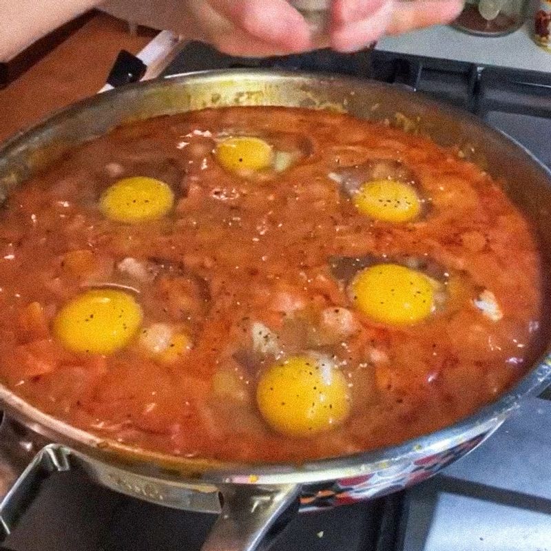 샥슈카을 위한 재료 이미지로 당근,고구마,양파,달걀,식빵 등으로 구성 되어있습니다.