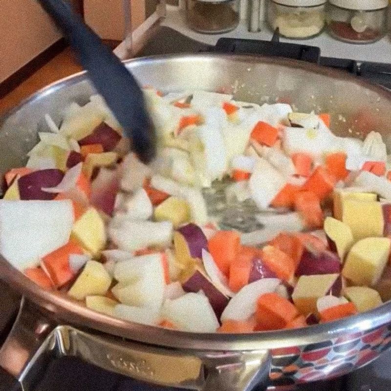 팬에 올리브오일을 두르고 다진 마늘을 넣은 후 볶아주세요. 야채가 투명해질 때까지 익혀주세요.