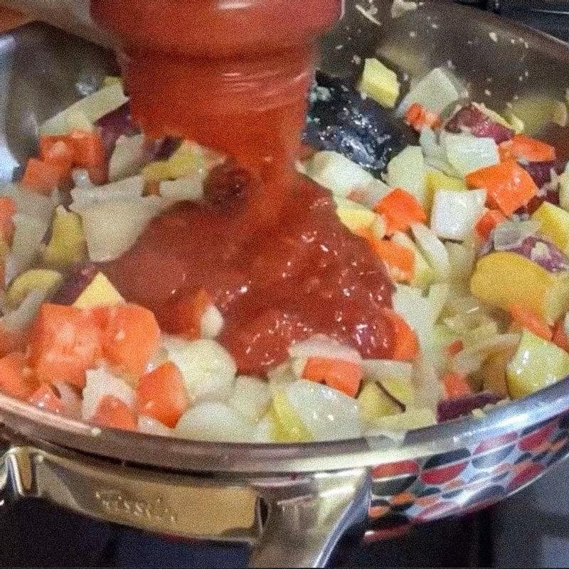 시판 토마토소스, 두유, 참치액젓을 넣고 뚜껑을 닫아 고구마가 익을 때까지 한 번씩 저어주며 익혀주세요.