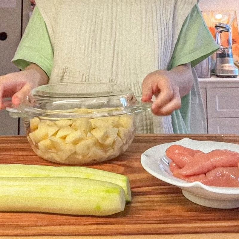 버터명란감자을 위한 재료 이미지로 감자,명란,오이,버터 등으로 구성 되어있습니다.