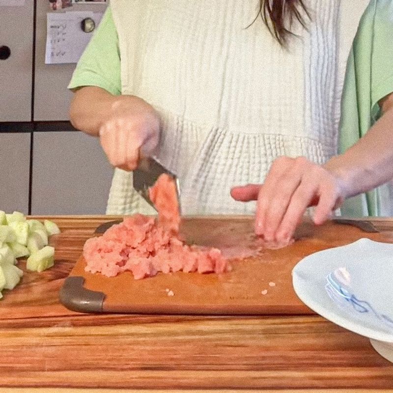 명란은 반으로 갈라 껍딜 속 알만 발라내어 준비해 주세요.