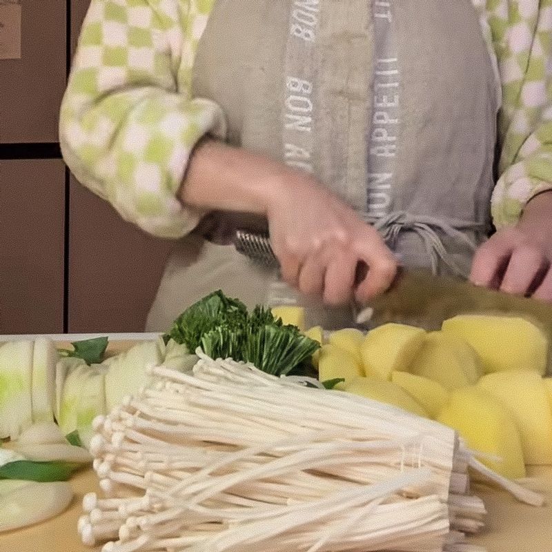 순살감자탕 을 위한 재료 이미지로 돼지앞다리살,양파,대파,감자,팽이버섯 등으로 구성 되어있습니다.