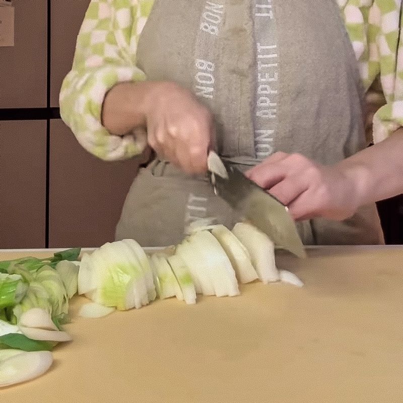 감자는 4등분 하고 대파는 어슷썰고 양파는 깍둑 썰어주세요. 깻잎도 썰어주세요.