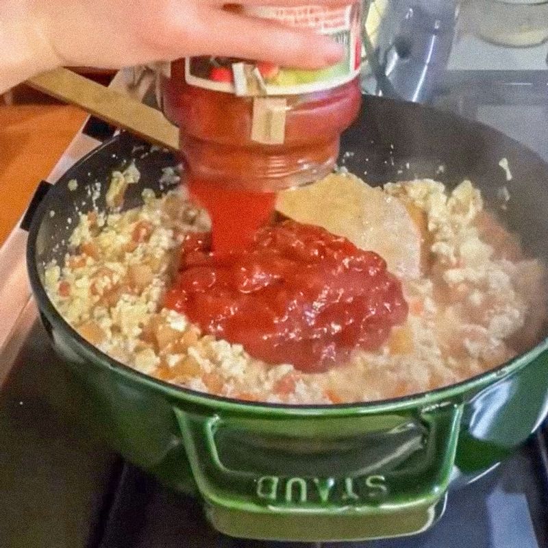 토마토소스를 넣고 3분 더 볶아주고 불을 끈 후, 삶은 파스타면을 넣어 소스랑 잘 어우러지게 섞어주세요.