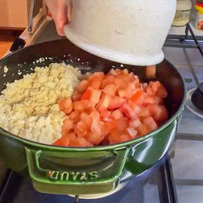 토마토, 소금, 후춧가루를 넣어 두부랑 같이 어우러지게 3분 정도 볶아주세요.