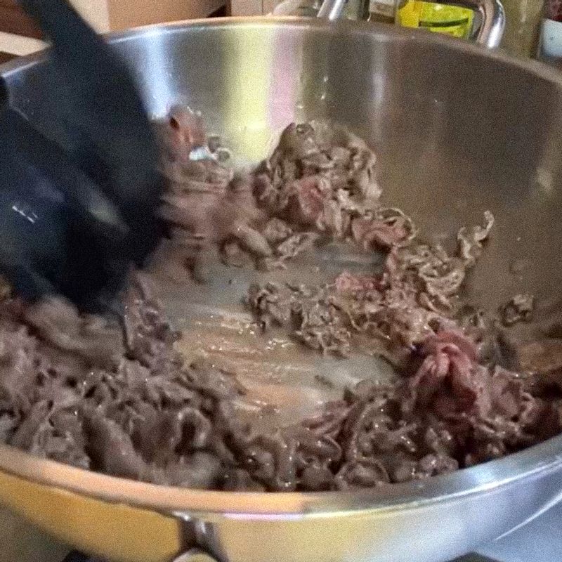 냄비에 식용유, 참기름을 두르고 소불고기를 넣고 중불에서 3분 정도 볶아주세요.