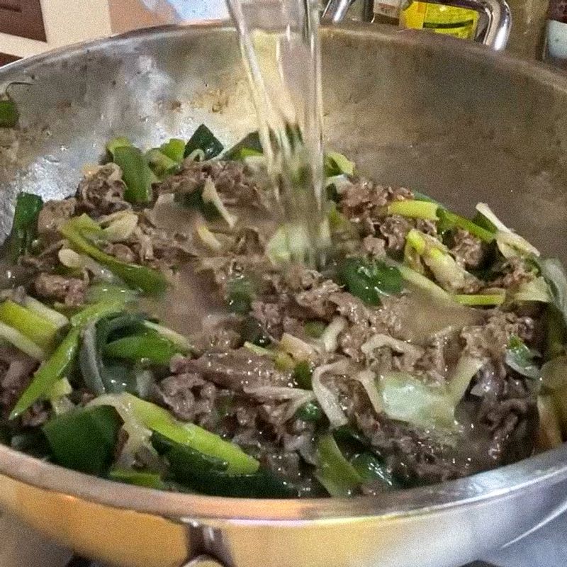 대파 숨이 죽을 정도로 볶아졌으면 국간장, 참치액젓을 넣어 센불에서 2분 정도 볶아주세요. 물, 다진 마늘을 넣어 중불로 40분 정도 팔팔 끓여주세요.