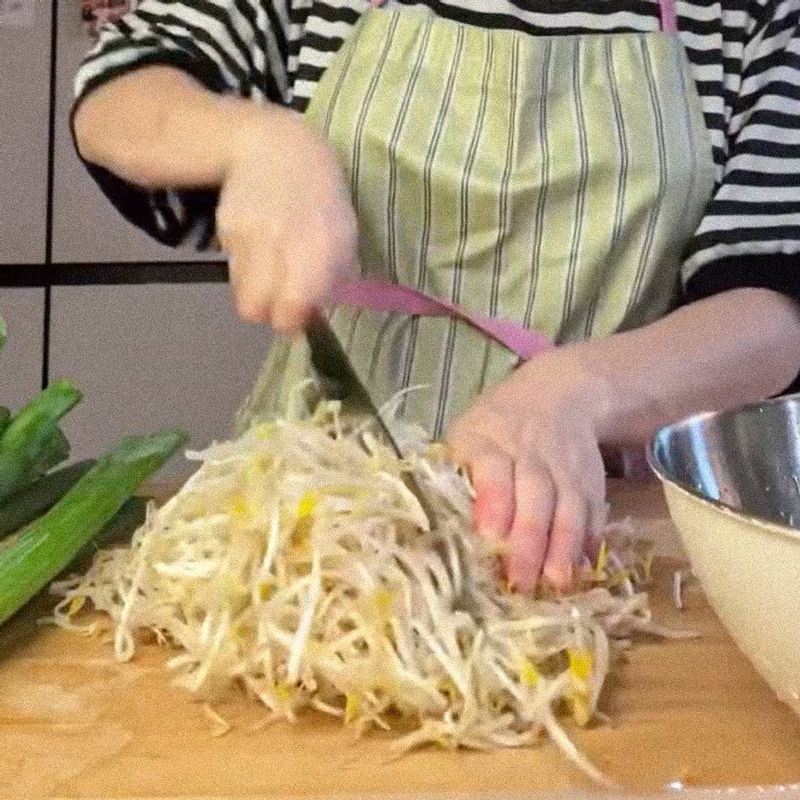 파개장을 위한 재료 이미지로 소불고기,대파,숙주,식용유,참기름 등으로 구성 되어있습니다.