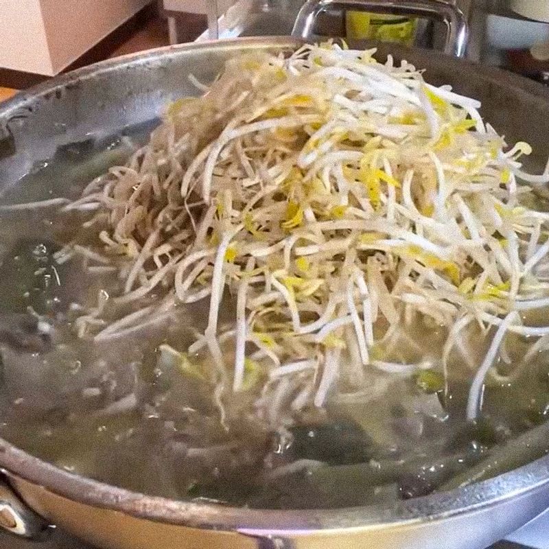 숙주를 넣고 불을 꺼주세요. 그릇에 파개장을 담고 후춧가루를 뿌려 맛있게 즐겨주세요.
(tip. 고춧가루는 기호에 따라 넣어주세요)