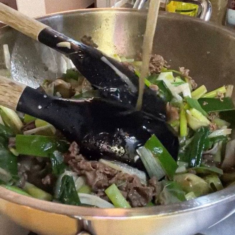 고기 색이 변하면 대파를 넣어 강불에서 5분 정도 볶아주세요.