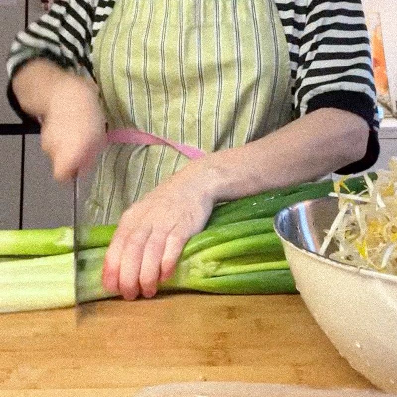 대파는 길게 채 썰거나 적당한 길이로 썰어주세요. 숙주는 먹기 좋게 반으로 썰어주세요.