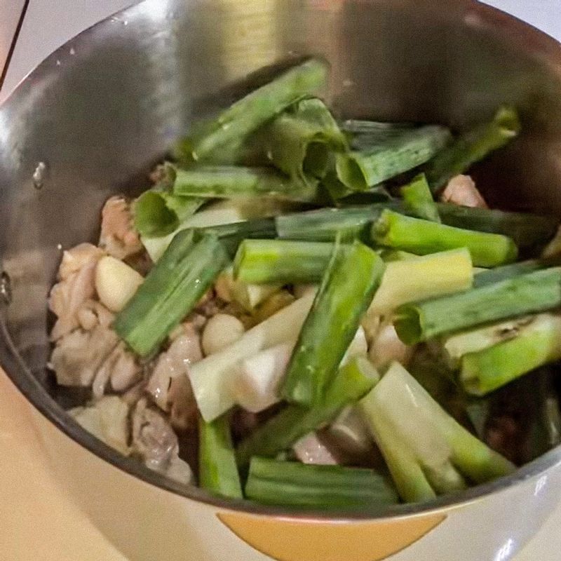 마늘닭개장을 위한 재료 이미지로 닭다리살 정육,대파,통마늘 등으로 구성 되어있습니다.