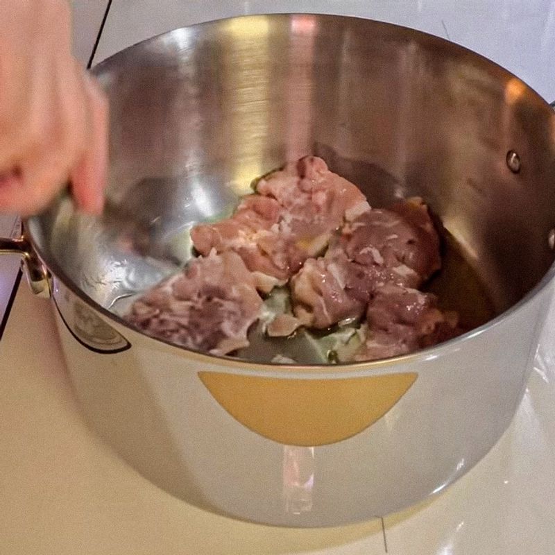 냄비에 올리브오일 2큰술을 두른 후, 닭정육 껍질 부분부터 중불로 6분 노릇하게 구워주세요. 뒤집어 중불로 3분 정도 더 익힌 후 가위로 먹기 좋게 잘라주세요. (tip. 불의 세기에 따라 익히는 시간은 조금씩 달라질 수 있으니 노릇해지면 뒤집어 주시면 됩니다)