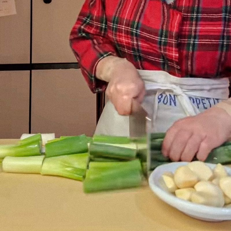 대파는 먹기 좋은 크기로 썰고 통마늘 25개 중 18개는 통으로 준비해 주시고 나머지 7개는 으깨주세요.